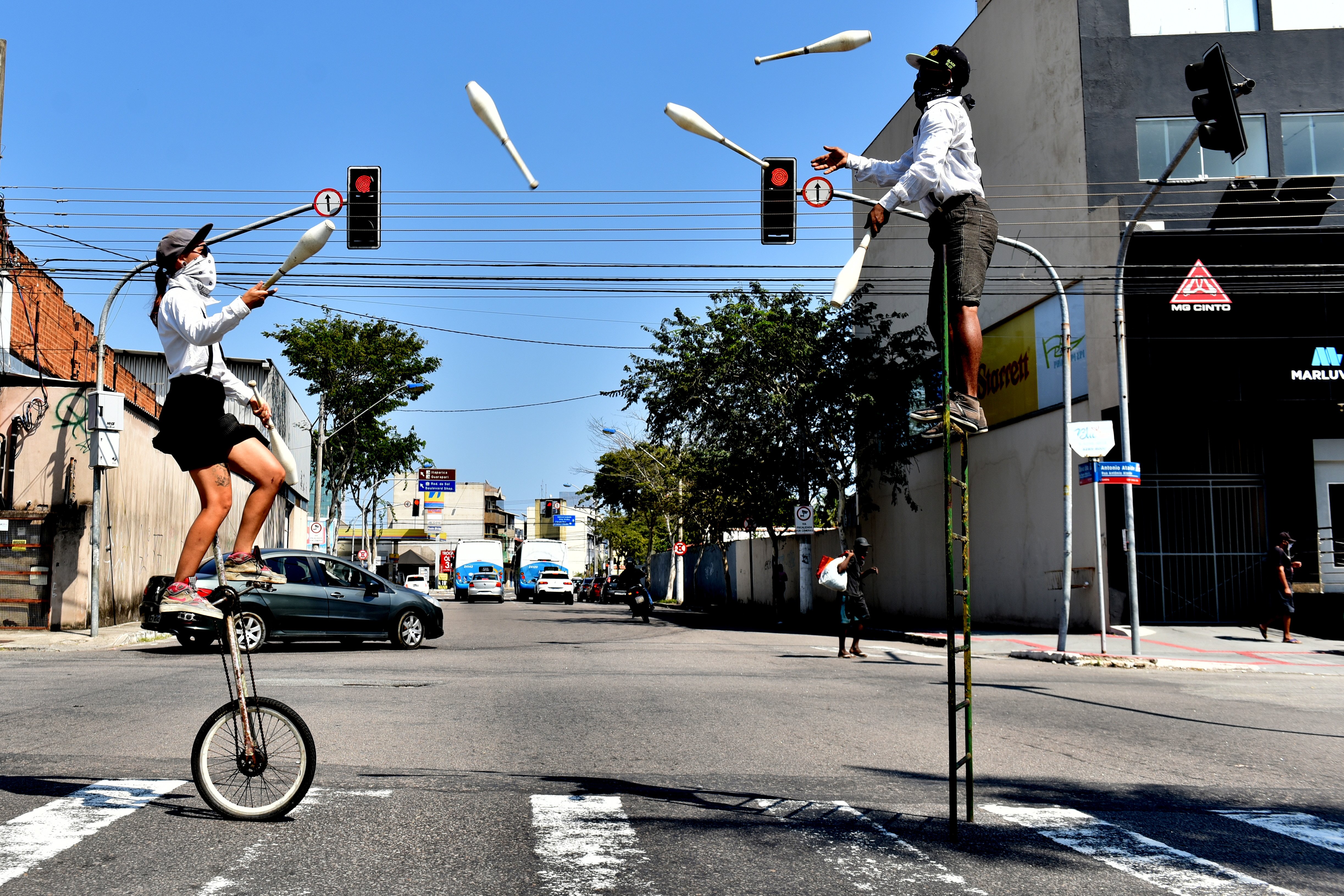 Fazem malabarismo nos semáforos da Grande Vitória  - Foto: Fernando Madeira