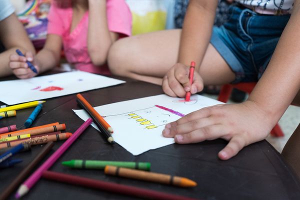 Crianças colorindo desenhos na escola; crianças; lápis de cor; giz de cera