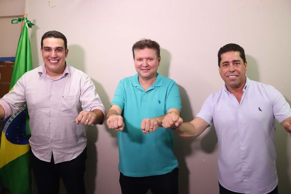 Deputados estaduais Erick Musso (Republicanos), Euclério Sampaio (DEM) e Marcelo Santos (Podemos) em reunião que oficializou o apoio das siglas a candidatura do democrata