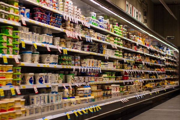 Laticínios em supermercado: custo da matéria-prima para produzir de embalagens já é repassada aos consumidores