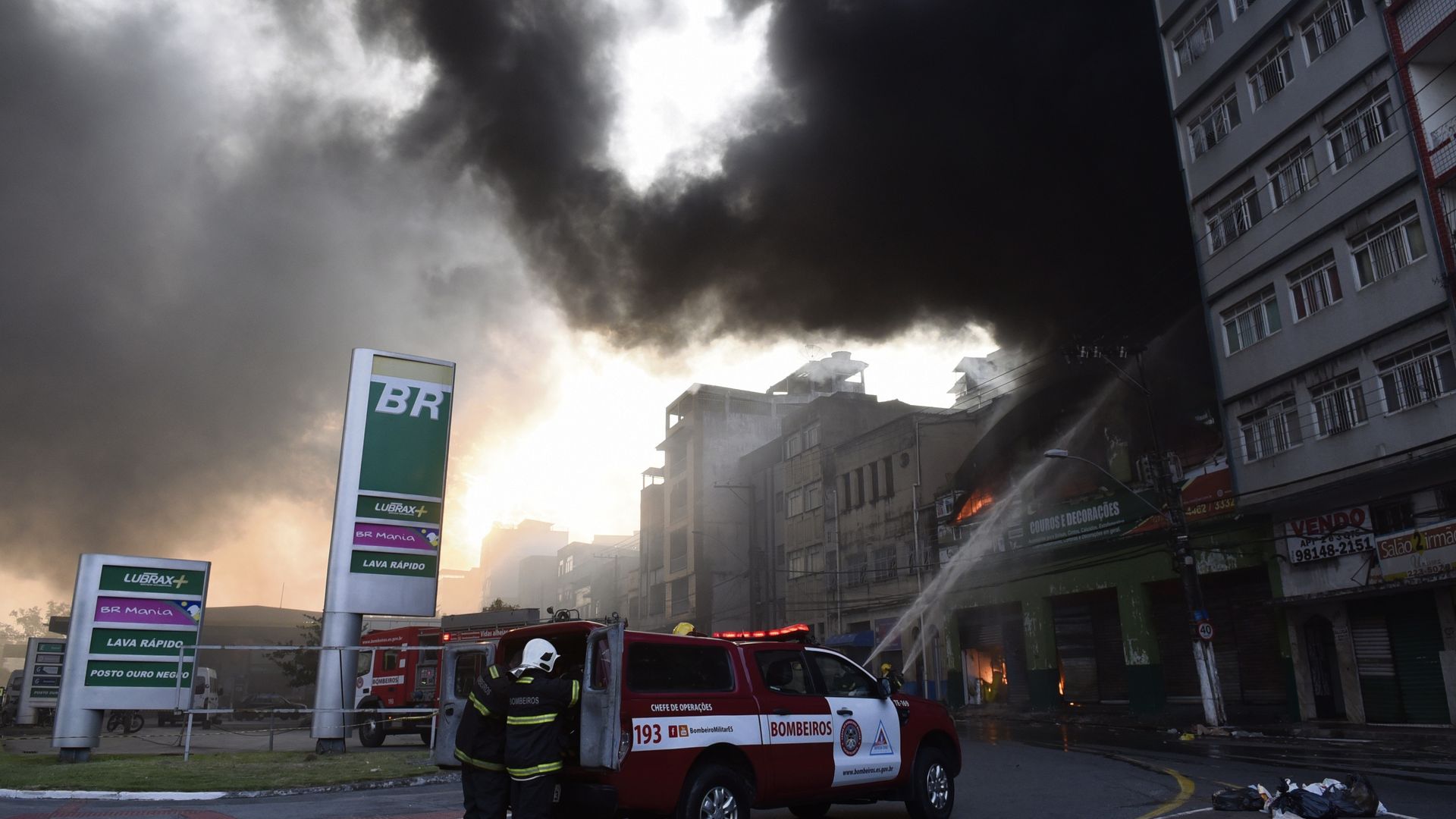 Data: 20/09/2019 - ES - Vitória - Bombeiros auxiliam no incêndio que destruiu o depósito da loja Alves e couros na Vila Rubim - Editoria: Cidades - Foto: Carlos Alberto Silva - GZ