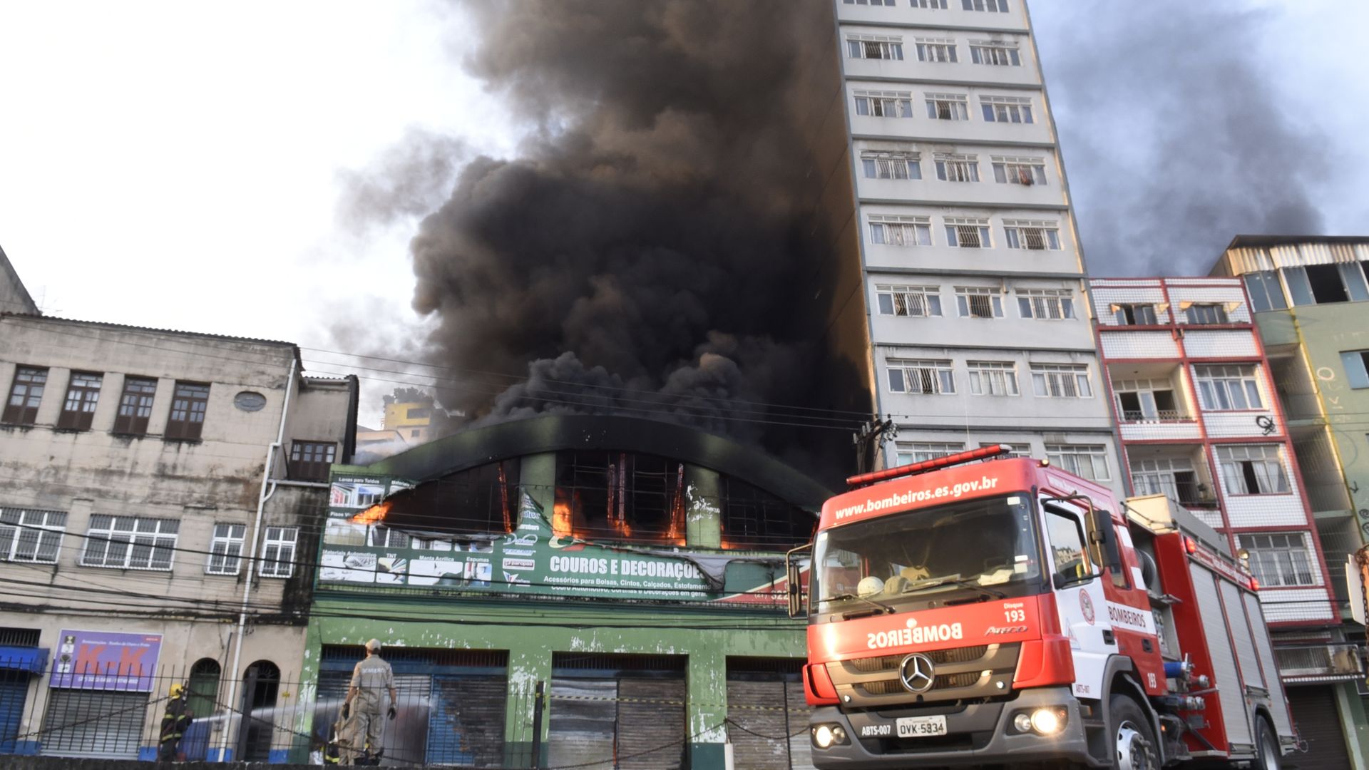  Incêndio destrói o depósito da loja Alves e couros na Vila Rubim