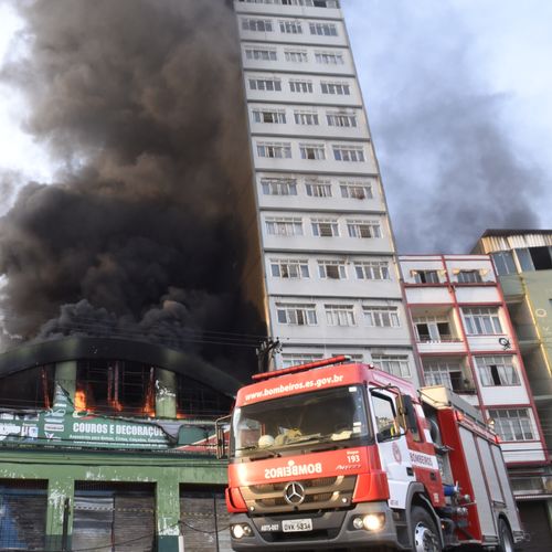 Um ano após incêndio na Vila Rubim, imóveis seguem interditados