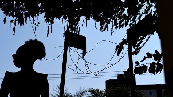 Quem caminha pelas orlas de Vitória e Vila Velha, as joias da coroa do turismo capixaba, depara-se com um inimigo silencioso: o emaranhado caótico de fios