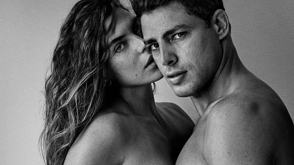 Casal foi clicado por Mario Testino, que publicou o clique no Instagram e logo agitou internautas que deliraram com corpão e pose dos dois
