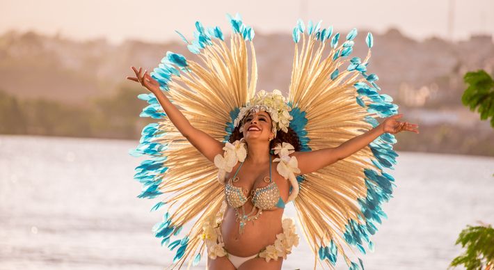Bryce Caniçalli, ex-rainha de bateria da Boa Vista e Imperatriz do Forte, reviveu as emoções de passar pela passarela do samba, com 7 meses de gestação