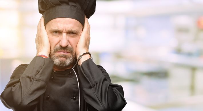 Uma situação é escolhermos um bar ou restaurante com a intenção de assistirmos a uma apresentação específica, de determinado artista. Outra, bem diferente, é ser exposta a um som alto, de qualidade duvidosa e repertorio aleatório
