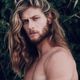 Douglas Norbim tem 1,8m de altura, 74 quilos e é natural de Guarapari, onde também trabalha como salva-vidas. O bonitão faz sucesso como modelo e tem apelido de Thor e Tarzan capixabas