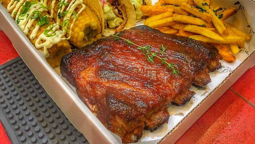 Costela defumada ao estilo texano do restaurante Los Chicos, em Vitória
