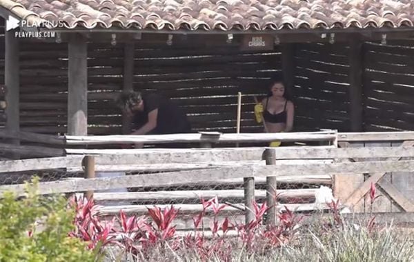 A Fazenda 12: Cartolouco e MC Mirella cuidam dos animais