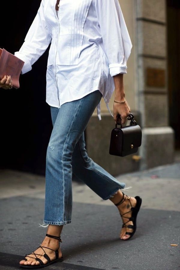 Calça jeans + sandália flat é tendência