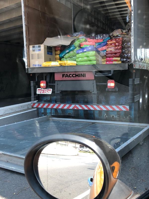 Caminhão ficou preso ao tentar passar por baixo de viaduto em Vitória