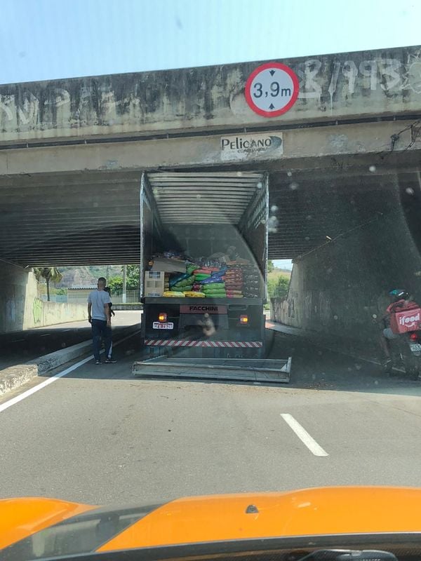 Caminhão ficou preso ao tentar passar por baixo de viaduto em Vitória