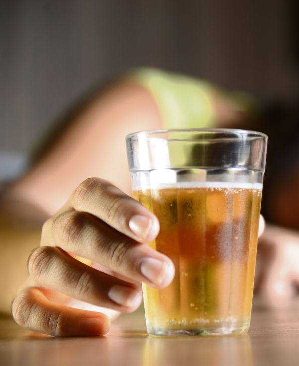 Data: 14/07/2016 - ES - Vitória - Pessoa bebendo cerveja. Foto produzida para reportagem sobre alcolismo feminino - Editoria: Cidades - Foto: Vitor Jubini - GZ