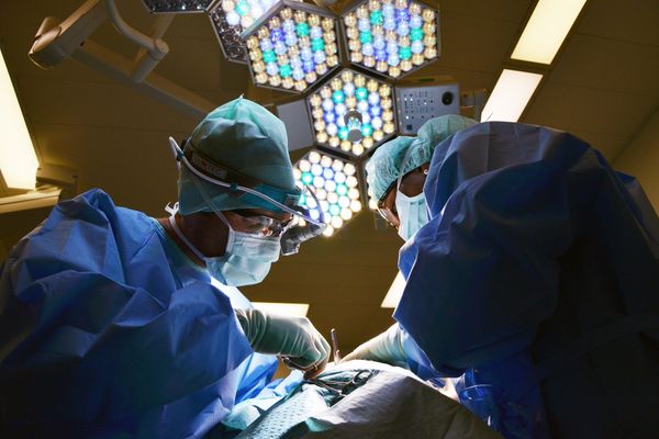 Médicos realizam cirurgia em paciente
