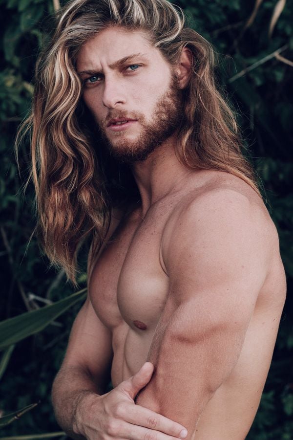 Douglas Norbim tem 1,8m de altura, 74 quilos e é natural de Guarapari, onde também trabalha como salva-vidas. O bonitão faz sucesso como modelo e tem apelido de Thor e Tarzan capixabas