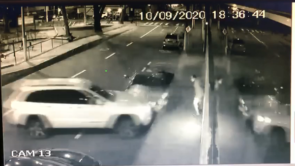 Homem conseguiu escapar de carro que subiu a calçada após acidente em Vila Velha