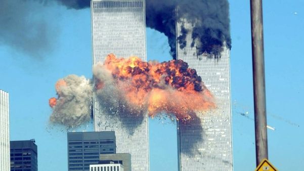 Momento em que avião bate numa das torres gêmeas, em Nova Iorque, em 11 de setembro de 2001