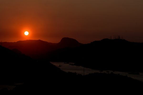 Pôr do sol visto do Mirante da Testa, no Morro do Moreno, em Vila Velha  por Fernando Madeira