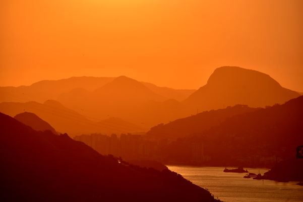 Pôr do sol visto do Mirante da Testa, no Morro do Moreno, em Vila Velha 