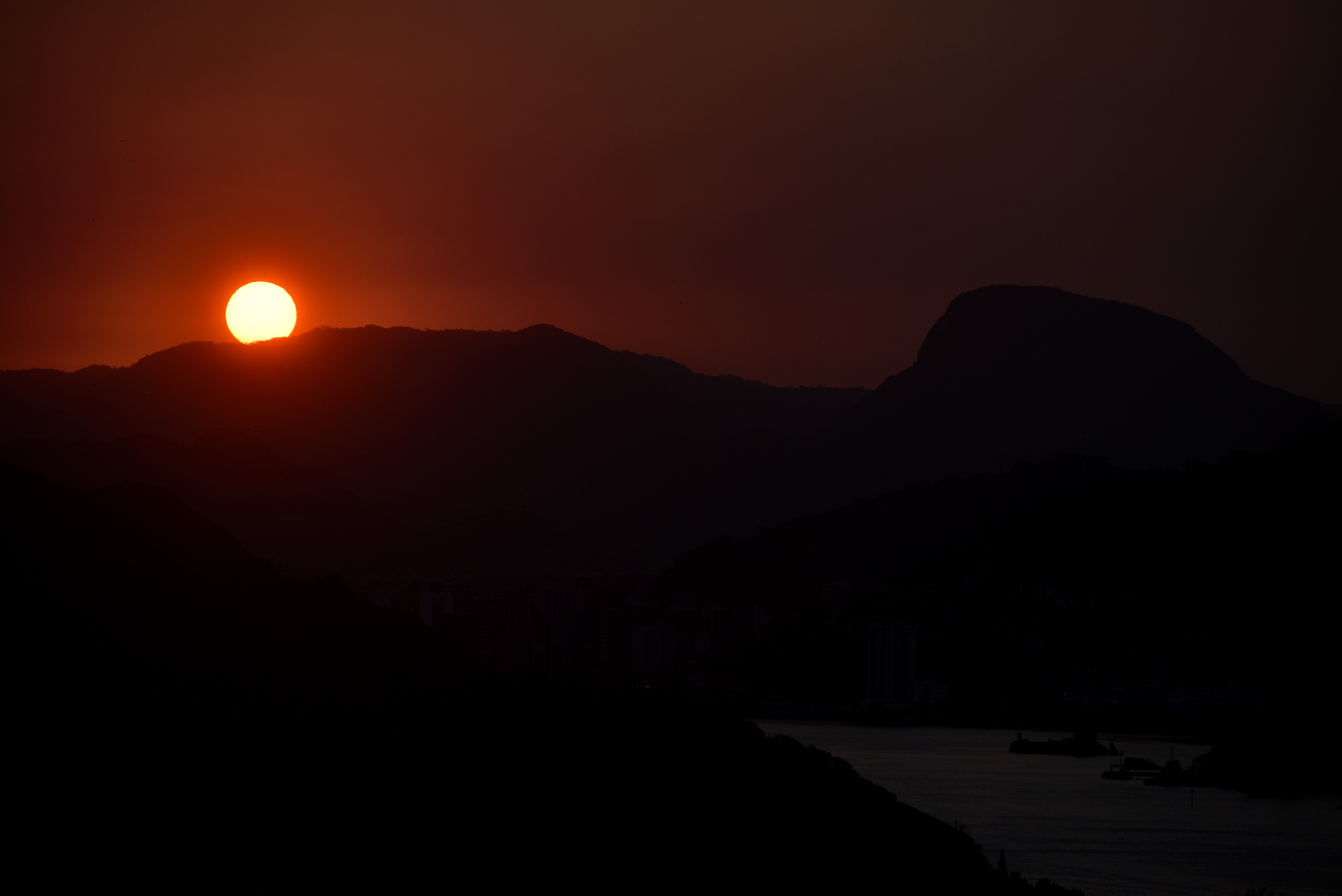 Pôr do sol visto do Mirante da Testa, no Morro do Moreno, em Vila Velha 