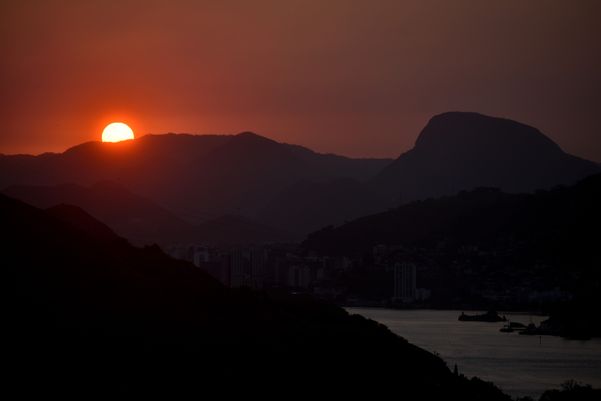 Pôr do sol visto do Mirante da Testa, no Morro do Moreno, em Vila Velha  por Fernando Madeira