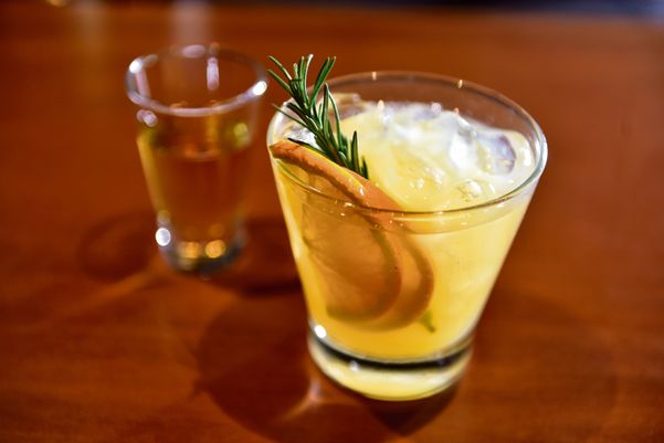 Drinque Princesinha, criado por João Marcos Argolo para o bar Raiz do Canto