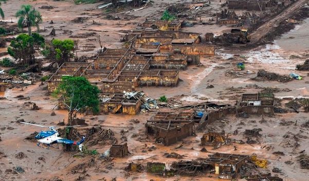 Área afetada pelo rompimento de barragem no distrito de Bento Rodrigues, zona rural de Mariana, em Minas Gerais 