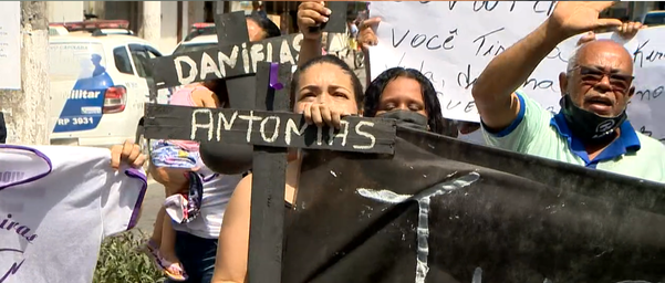 Protesto pediu Justiça pela morte de Kerci Araújo Cardoso, de 23 anos, que foi morta estrangulada.
