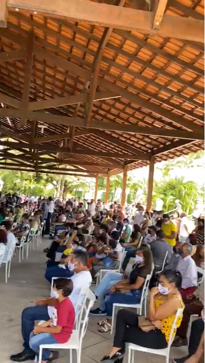 Trecho de vídeo enviado por internauta mostra pessoas sentadas, mas outras em pé e aglomeradas