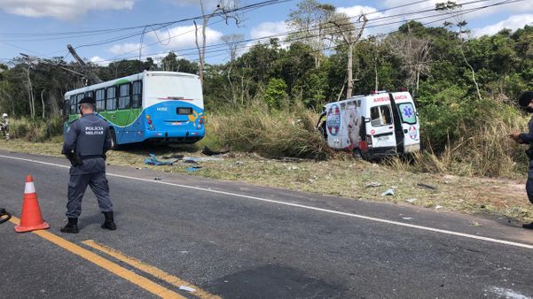 As imagens mostram o resultado da colisão entre um coletivo do Transcol, uma ambulância e um veículo de passeio na ES 010, na Serra