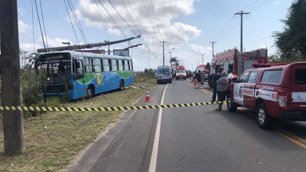 As imagens mostram o resultado da colisão entre um coletivo do Transcol, uma ambulância e um veículo de passeio na ES 010, na Serra