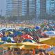 Imagem - Praia da Costa fica lotada na véspera da migração para risco baixo de Covid-19
