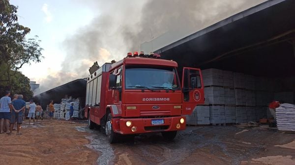 Incêndio em galpão na cidade de Marilândia, região Noroeste do Espírito Santo por Leitor | A Gazeta