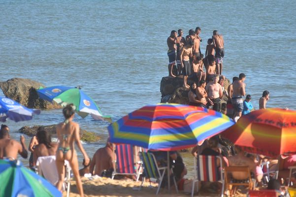 Praia da Costa ficou lotada neste domingo (13/09)