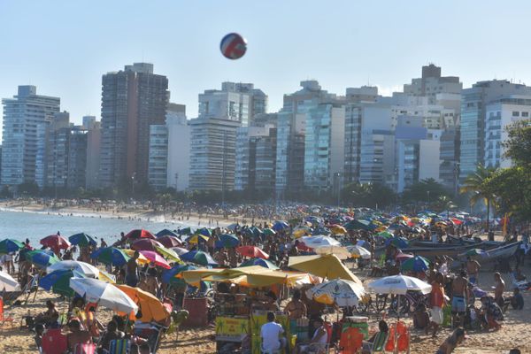 Praia da Costa ficou lotada neste domingo (13/09) por Fernando Madeira