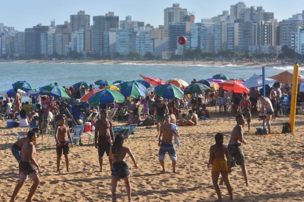 Praia da Costa ficou lotada neste domingo (13/09) por Fernando Madeira