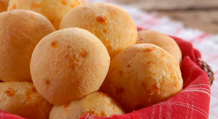 De preparo simples, os pãezinhos ficam prontos em 40 minutos e contêm queijo minas meia cura, como manda a tradição dos seus inventores