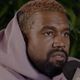 Imagem - Kanye West urina em troféu do Grammy na privada