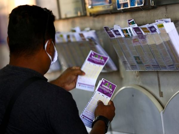 Apostadores fazem filas em casas lotéricas de Brasília