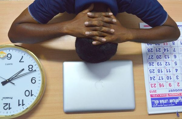 Homem estressado no trabalho: pressão profissional pode levar até a suicídios