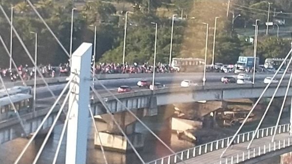 Imagens do protesto, com motoboys ocupando faixas das avenidas de Vitória