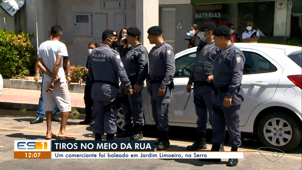 Polícia Militar no local do crime em Jardim Limoeiro, na Serra