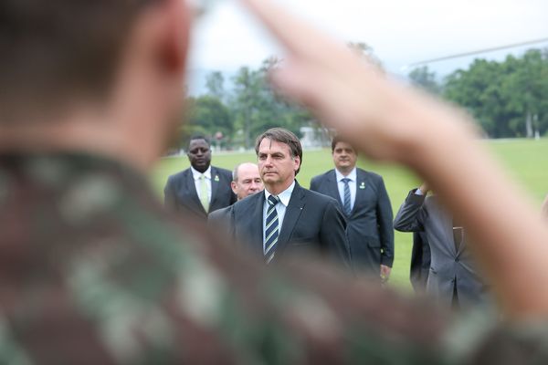Presidente da República, Jair Bolsonaro recebe Honras Militares ao desembarcar na Academia Militar das Agulhas Negras (AMAN)