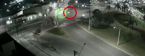Vídeo mostra momento em que carro fura sinal vermelho e bate em motoboy