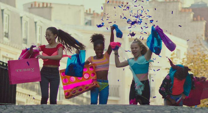 Para secretário, há no filme francês 'múltiplas cenas com foco nas partes íntimas das meninas'; mas imagens inexistem
