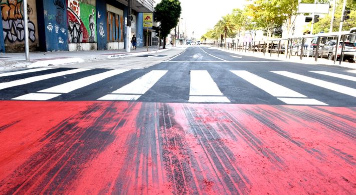 Leitores de A Gazeta reclamam das faixas vermelhas pintadas logo depois das faixas de pedestres, alegando que o material aplicado favorece a derrapagem de veículos; Prefeitura de Vitória diz que a tinta é adequada