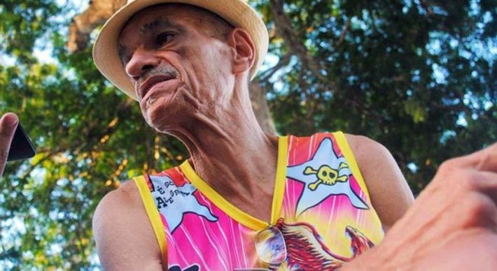 Irmão do cantor Sérgio Sampaio, Helinho dedicou a vida à música. Era compositor, violinista e nos últimos anos ministrou aulas de violão para crianças em Cachoeiro de Itapemirim