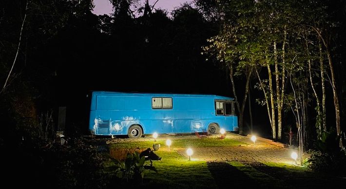 O “Meu Ônibus Azul” foi totalmente reformado, fica em um sítio e deve começar a funcionar a partir de outubro, com diárias de R$ 350. O veículo conta com sala de estar e de televisão, cozinha, quarto e banheiro
