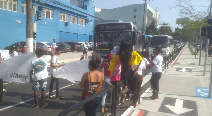 A família do rapaz afirma que ele foi vítima de tiros disparados por policiais militares; já a PM diz que o jovem apontou uma arma para os policiais que atiraram